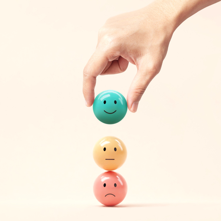 3 boules empilées verte rouge et jaune avec des visages smiley 